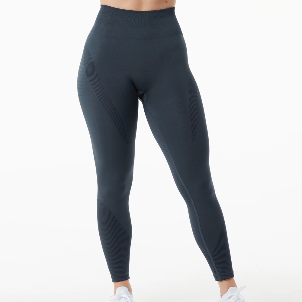 Alphalete Ozone Leggings in Carbon, Size Small